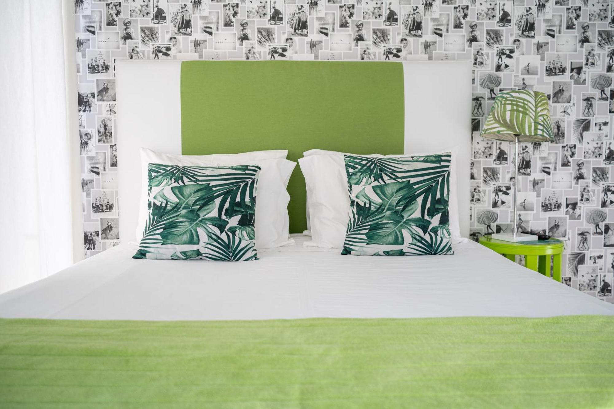 By The Sea - Nazare Bed & Breakfast Exterior foto